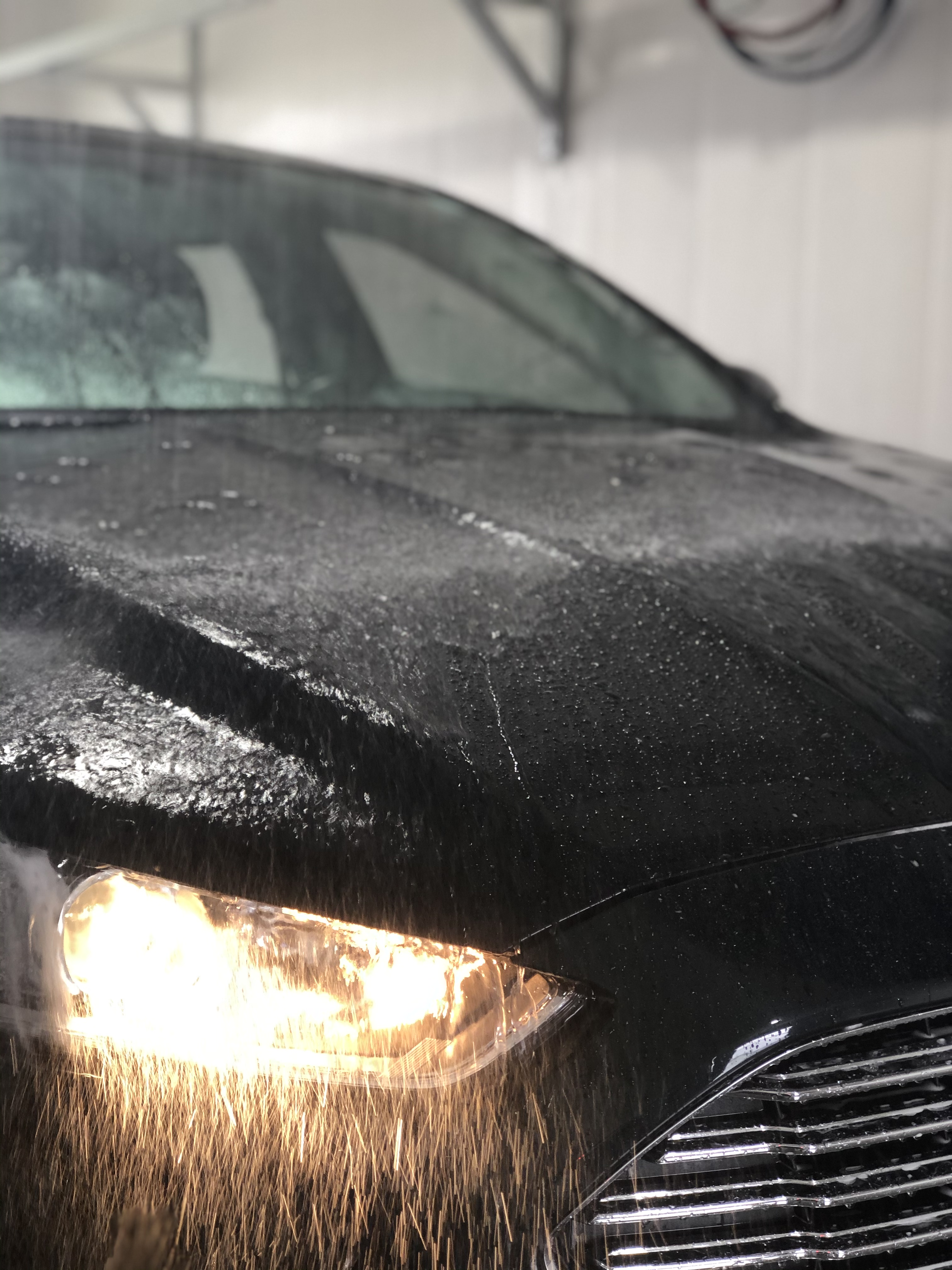 Rinsing a car in an automatic car wash bay